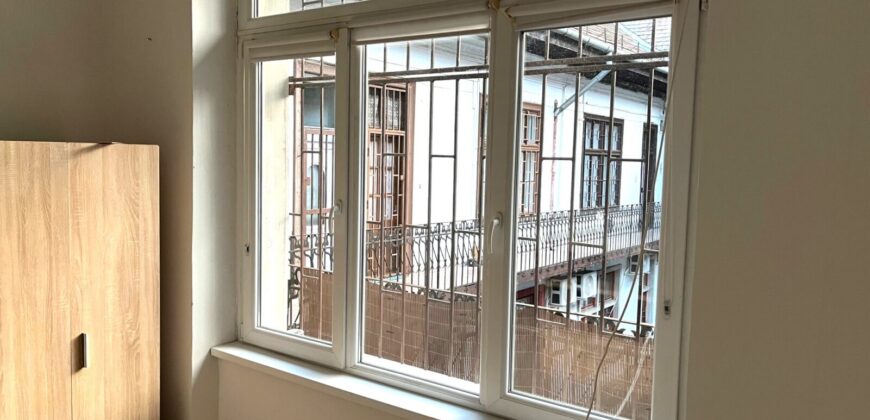 VIII. Karácsony Sándor utca, next to Baross utca 38 sqm big apartment is for sale